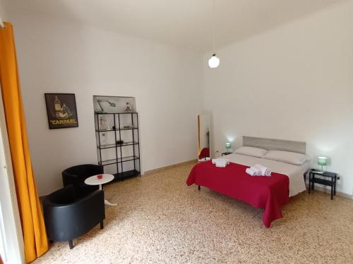 een slaapkamer met een bed en een rode deken bij Green Apartment in Sorrento coast in Massa Lubrense
