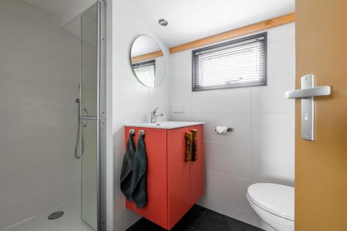 A bathroom at Buiten Huisje aan de Vaart 2