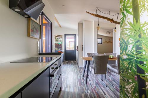 a kitchen and dining room with a table and chairs at Buiten Huisje aan de Vaart 2 in Matsloot