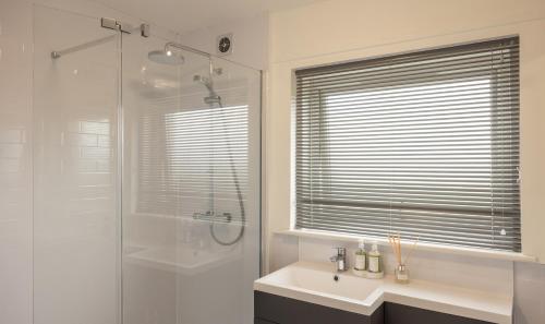 A bathroom at Cuan - Luxury accommodation, Balivanich, Benbecula