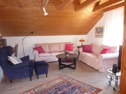 ein Wohnzimmer mit 2 Sofas und einem Tisch in der Unterkunft Apartment Schwarzwald Total in Freudenstadt