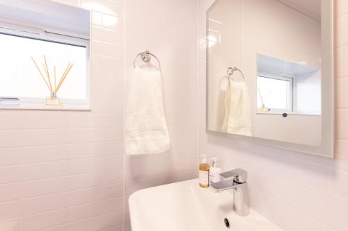 Phòng tắm tại Sornan, Entire luxury home