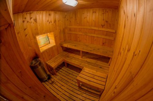 an overhead view of a wooden sauna with a bench at El Nogal finca-hotel in Firavitoba