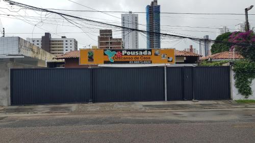 ein schwarzer Zaun vor einem Gebäude in der Unterkunft Pousada Descanso de Casa in João Pessoa