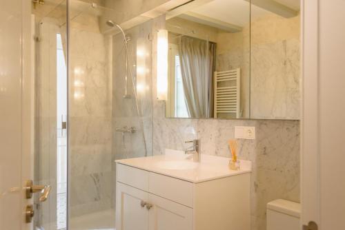 y baño con lavabo, ducha y espejo. en Apartamento Marina, en Lloret de Mar