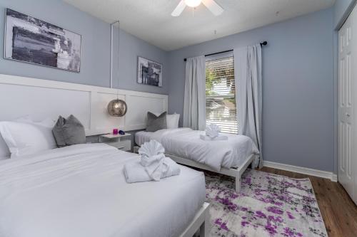 Cama ou camas em um quarto em Modern Family Home In South Tampa!