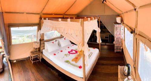 a bedroom with a bed in a tent at La Cocoteraie Ecolodge - Luxury Glamping Tents in Gili Trawangan