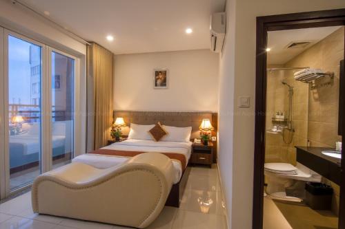 una camera d'albergo con letto e doccia di Apollo Airport Hotel ad Ho Chi Minh