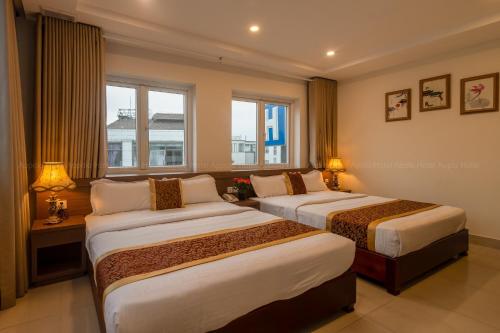 2 letti in camera d'albergo con 2 finestre di Apollo Airport Hotel ad Ho Chi Minh