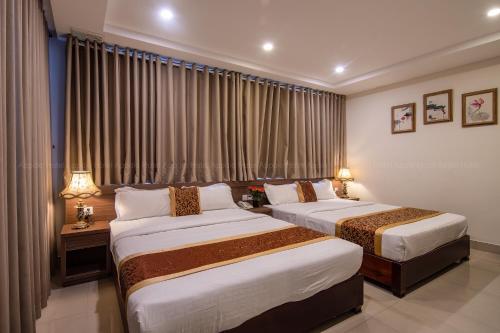 Una cama o camas en una habitación de Apollo Airport Hotel