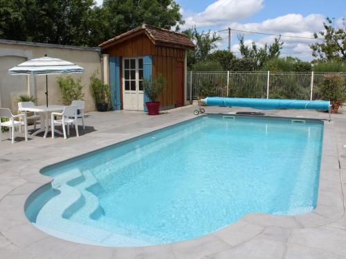 - une grande piscine avec une table et un parasol dans l'établissement Maison familiale avec piscine près de Bergerac, idéale pour randos et visites historiques - FR-1-616-112, à Lamonzie-Saint-Martin