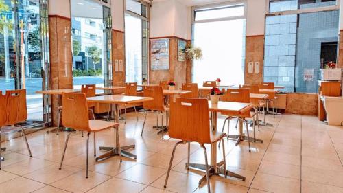 uma sala de jantar com mesas e cadeiras num edifício em Toyoko Inn Tokyo Nihombashi Ningyocho em Tóquio