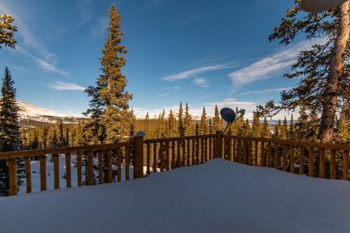 a blue balloon on a wooden fence in the snow at Beautiful New Construction Home with Great Views and Pool Table - Silverheels Chalet in Fairplay