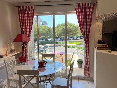 - une table et des chaises dans la cuisine avec vue sur le patio dans l'établissement Élégant 2P à Dives-sur-Mer : Terrasse, Proche Plage et Port - FR-1-487-339, à Dives-sur-Mer