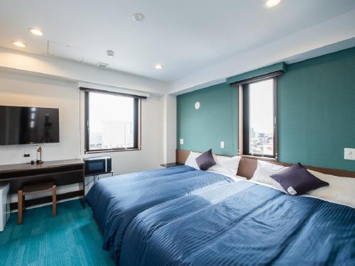מיטה או מיטות בחדר ב-HOTEL LiVEMAX Gifu Ekimae