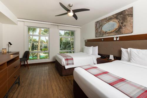 Habitación de hotel con 2 camas y ventilador de techo. en Casa Andina Premium Piura, en Piura