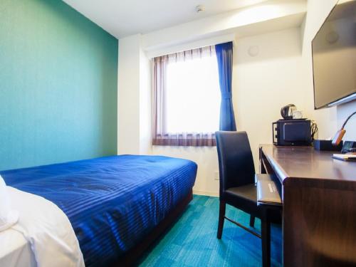 Postel nebo postele na pokoji v ubytování HOTEL LiVEMAX Gifu Hashima Ekimae