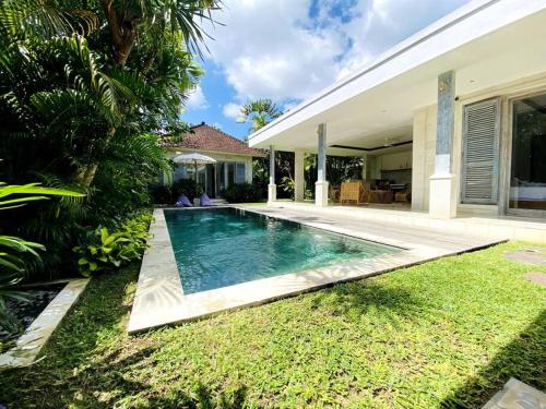Villa Biru – 500m Batubelig beach
