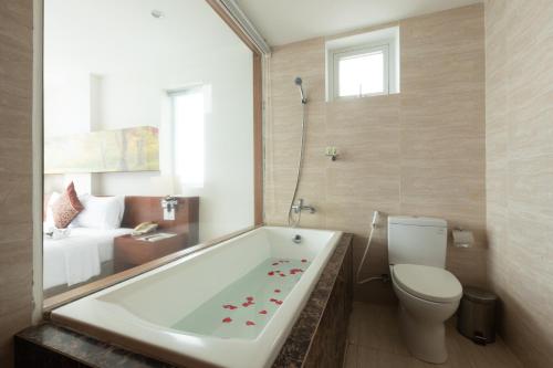 Ένα μπάνιο στο Nha Trang Wonderland Hotel