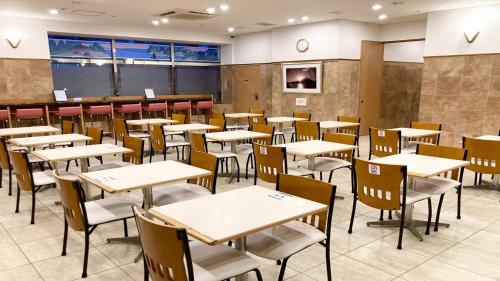 une salle à manger vide avec des tables et des chaises dans l'établissement Toyoko Inn Tokyo Shinjuku Kabukicho, à Tokyo