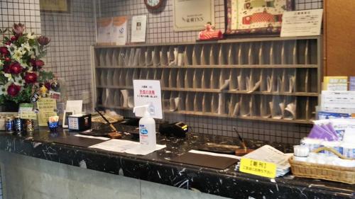 a counter in a grocery store with a counter sidx sidx at Toyoko Inn Tokyo Kamata No 1 in Tokyo