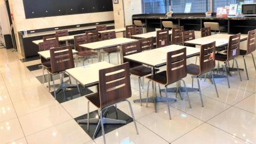 uma sala de aula com fileiras de mesas e cadeiras em Toyoko Inn Tokyo Shinjuku gyoemmae eki 3 ban Deguchi em Tóquio