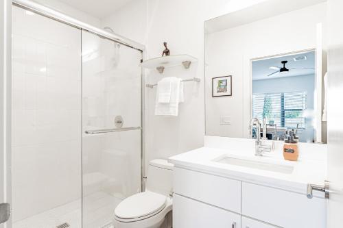 Ένα μπάνιο στο Luxe East Downtown 3BR Condo, Walk to Bars, Restaurants, Shops