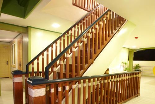 - un escalier en bois dans un bâtiment avec canapé dans l'établissement Shore Time Hotel Boracay, à Boracay