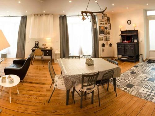 un salon avec une table, des chaises et un canapé dans l'établissement House in Vosges near Forest and Hiking Trails, à Raon-lʼÉtape