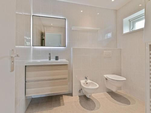 Ένα μπάνιο στο Holiday Home near Veerse Meer with Sauna