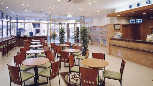 a restaurant with tables and chairs and a bar at Toyoko Inn Tokyo Shinagawa Oimachi in Tokyo