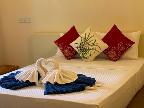 Thoddoo Retreat Grand tesisinde bir odada yatak veya yataklar