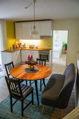 Dapur atau dapur kecil di Souterrainwohnung mit großem Garten und Sauna
