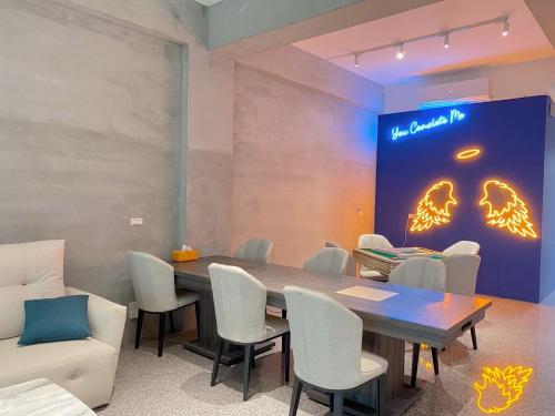 a conference room with a table and chairs at Yudao 695 in Sanxing