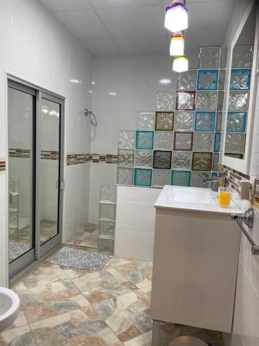 y baño con ducha, lavabo y aseo. en Esencia Andalucia en Rociana