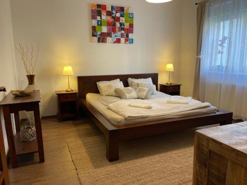 Posteľ alebo postele v izbe v ubytovaní Full 2BDR Garden House near to Downtown Metro Free Parking