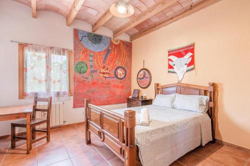 1 dormitorio con cama, mesa y ventana en Can Mossenyer, en Santa Maria del Camí
