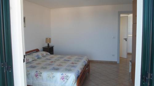 レウカにあるAttico Panoramicoのベッドルーム1室(ベッド1台付)