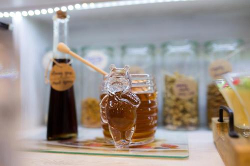 un barattolo di miele con un bastoncino dentro di Apartamenty w Kamienicy a Sieradz