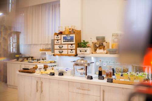 una cucina con un bancone con del cibo sopra di Apartamenty w Kamienicy a Sieradz