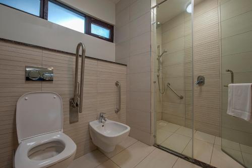 uma casa de banho com um WC, um chuveiro e um lavatório. em Lake Naivasha Sopa Resort em Naivasha