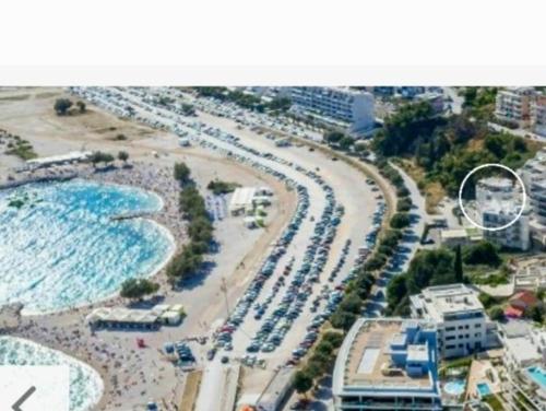 eine Luftansicht auf einen Strand mit einem Pool in der Unterkunft Adela Apartments Žnjan Split in Split