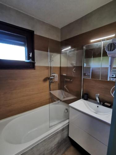 une salle de bain avec une baignoire, un lavabo et une douche dans l'établissement Studio rénové Portes du Soleil Chatel Abondance, à Abondance