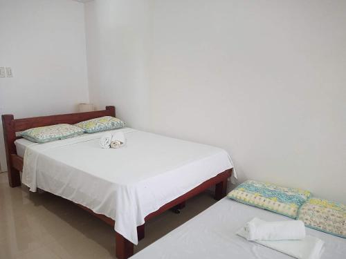 una piccola camera con 2 letti e una panca di Catalina`s Inn family room a Panglao