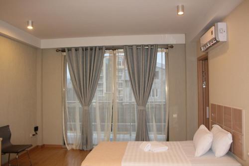 Postel nebo postele na pokoji v ubytování Legacy Hotel