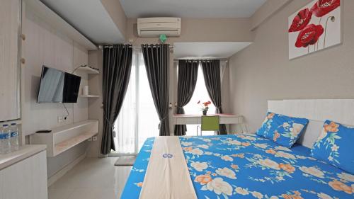 Giường trong phòng chung tại Apartemen Grand Dhika City by Nina