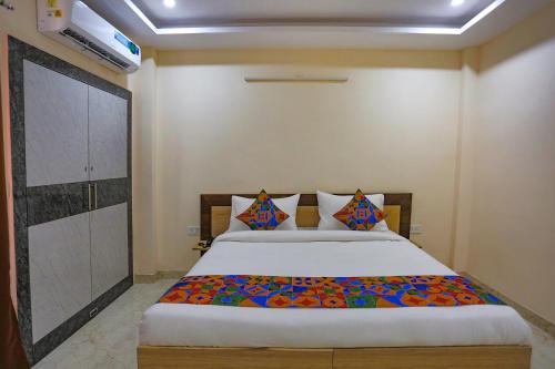 um quarto com uma cama grande num quarto em FabHotel Starlight Sanctuary em Gurgaon