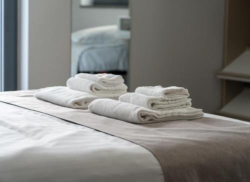 Postel nebo postele na pokoji v ubytování Skyline Rooms & Suites
