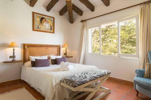 une chambre avec un lit et une fenêtre dans l'établissement Casa Eva, à Mancor del Valle