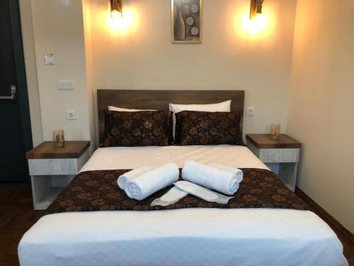 سرير أو أسرّة في غرفة في Trend Çeşmealtı Hotel & Lounge